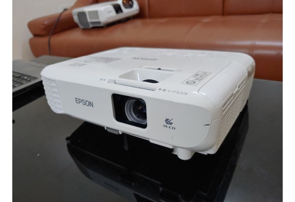 MÁY CHIẾU EPSON EB-W05 MỚI 95%
